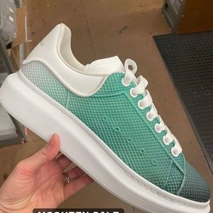 Alexander McQueens oversized sneakers